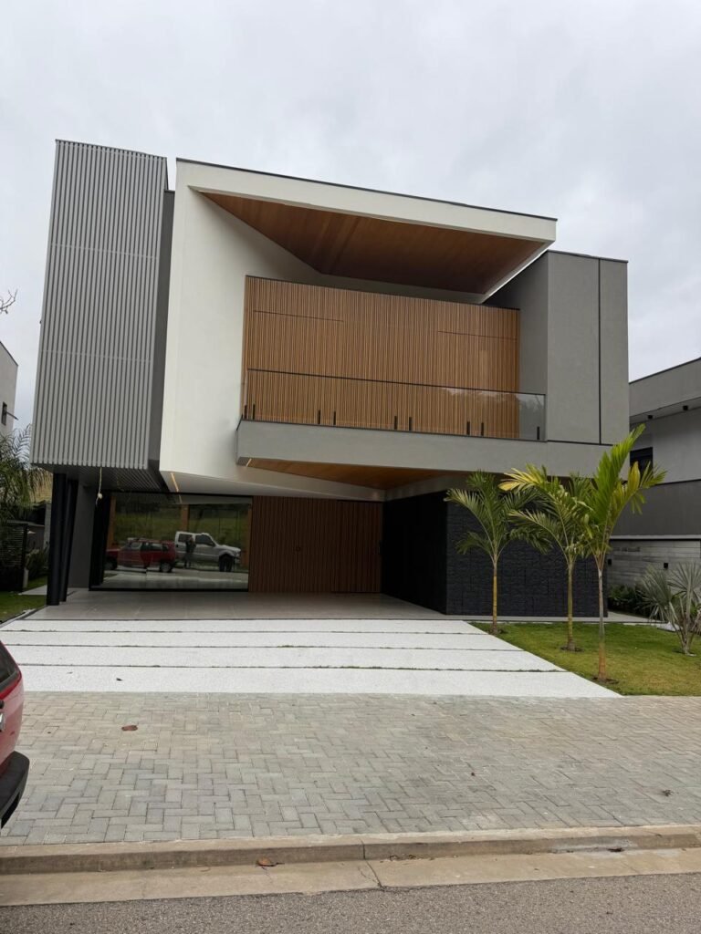 Casa à venda no Alphaville 2 — 4 suítes com closet e piscina com raia