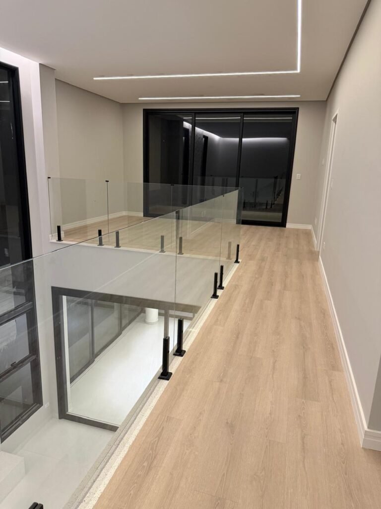 Casa à venda no Alphaville 2 — 4 suítes com closet e piscina com raia