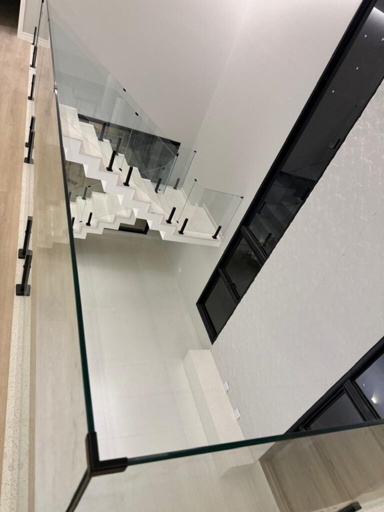 Casa à venda no Alphaville 2 — 4 suítes com closet e piscina com raia