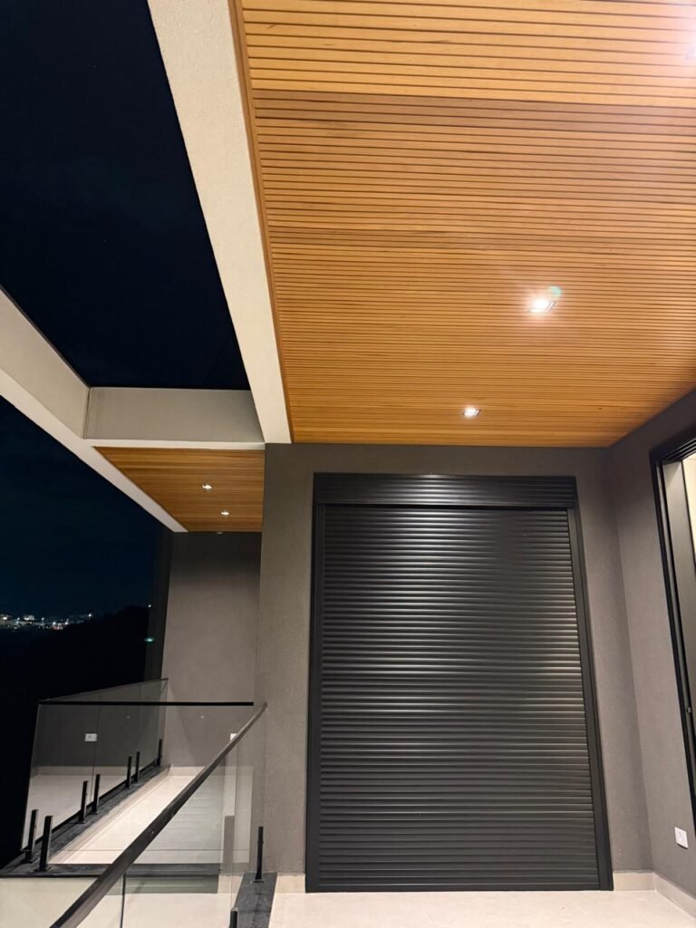 Casa à venda no Alphaville 2 — 4 suítes com closet e piscina com raia