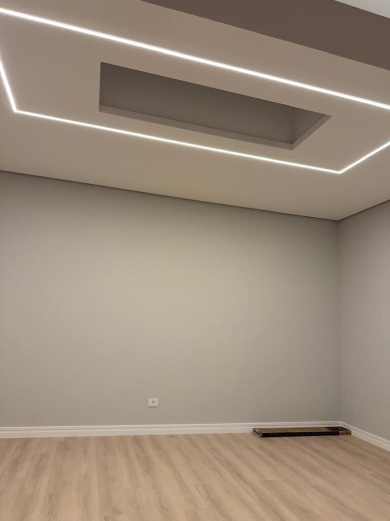 Casa à venda no Alphaville 2 — 4 suítes com closet e piscina com raia