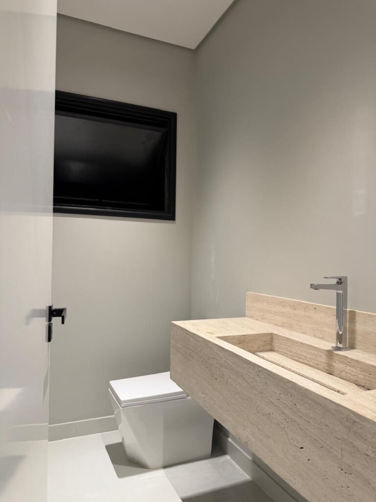 Casa à venda no Alphaville 2 — 4 suítes com closet e piscina com raia