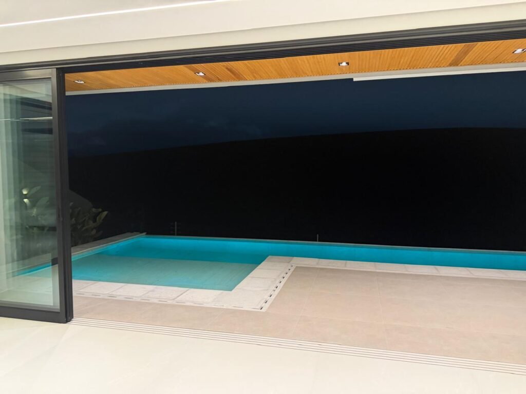 Casa à venda no Alphaville 2 — 4 suítes com closet e piscina com raia