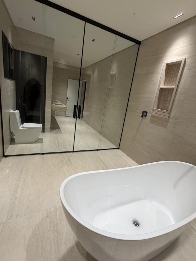 Casa à venda no Alphaville 2 — 4 suítes com closet e piscina com raia