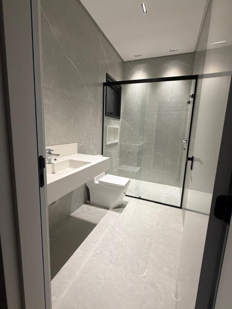 Casa à venda no Alphaville 2 — 4 suítes com closet e piscina com raia