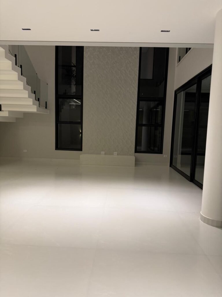 Casa à venda no Alphaville 2 — 4 suítes com closet e piscina com raia