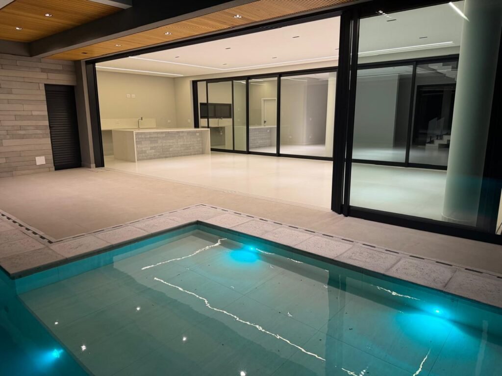 Casa à venda no Alphaville 2 — 4 suítes com closet e piscina com raia