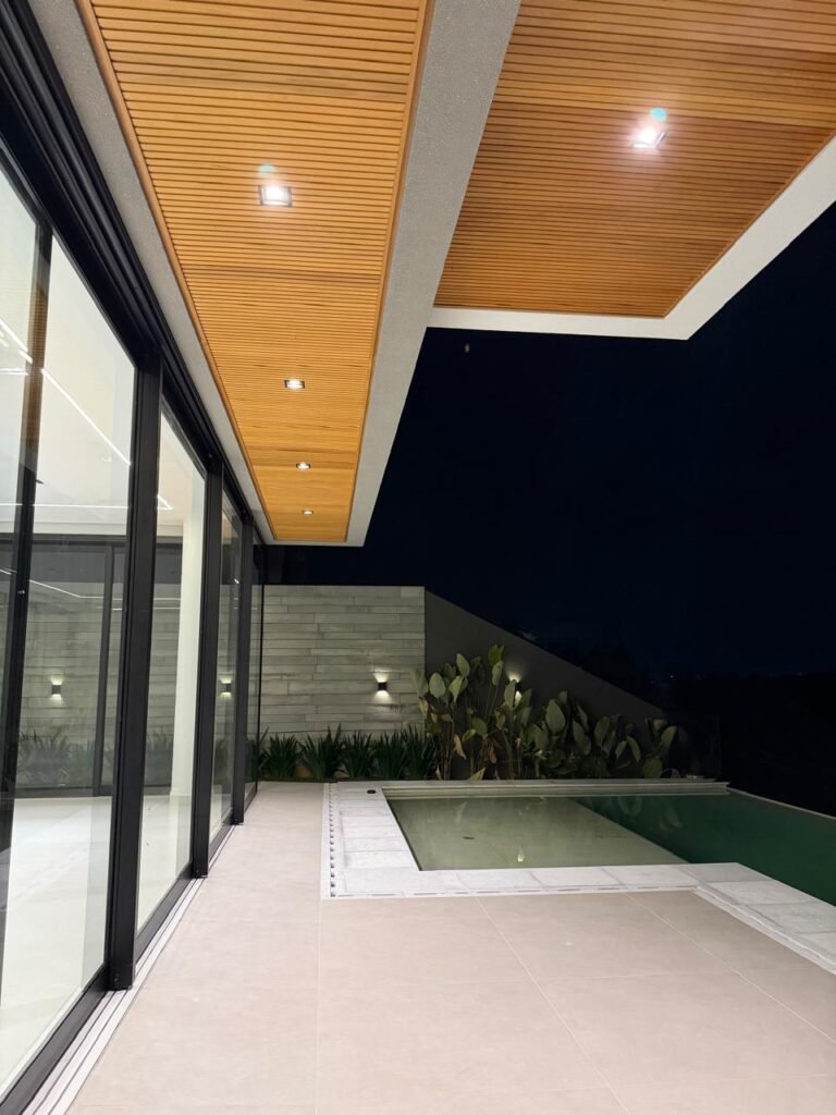 Casa à venda no Alphaville 2 — 4 suítes com closet e piscina com raia