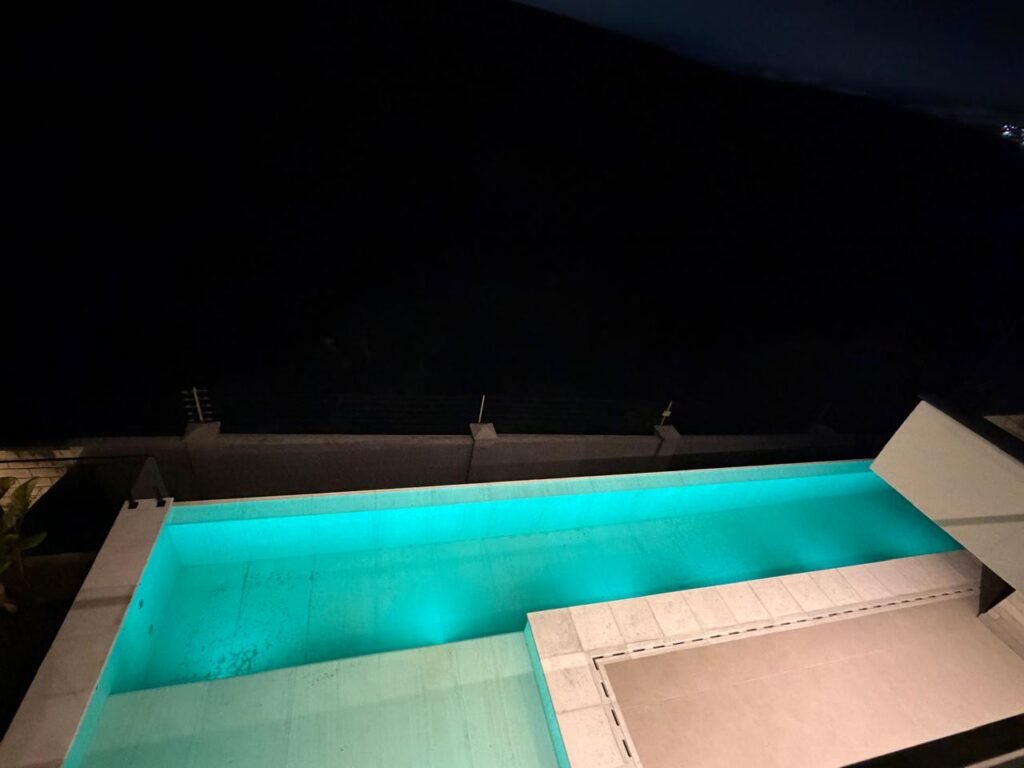 Casa à venda no Alphaville 2 — 4 suítes com closet e piscina com raia