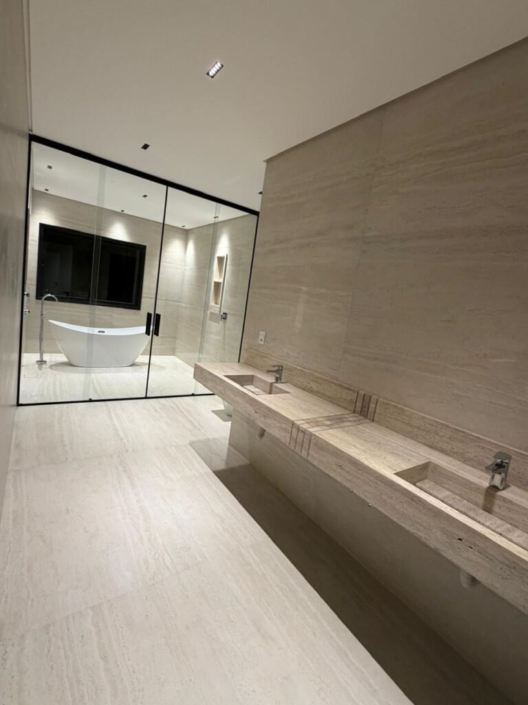 Casa à venda no Alphaville 2 — 4 suítes com closet e piscina com raia