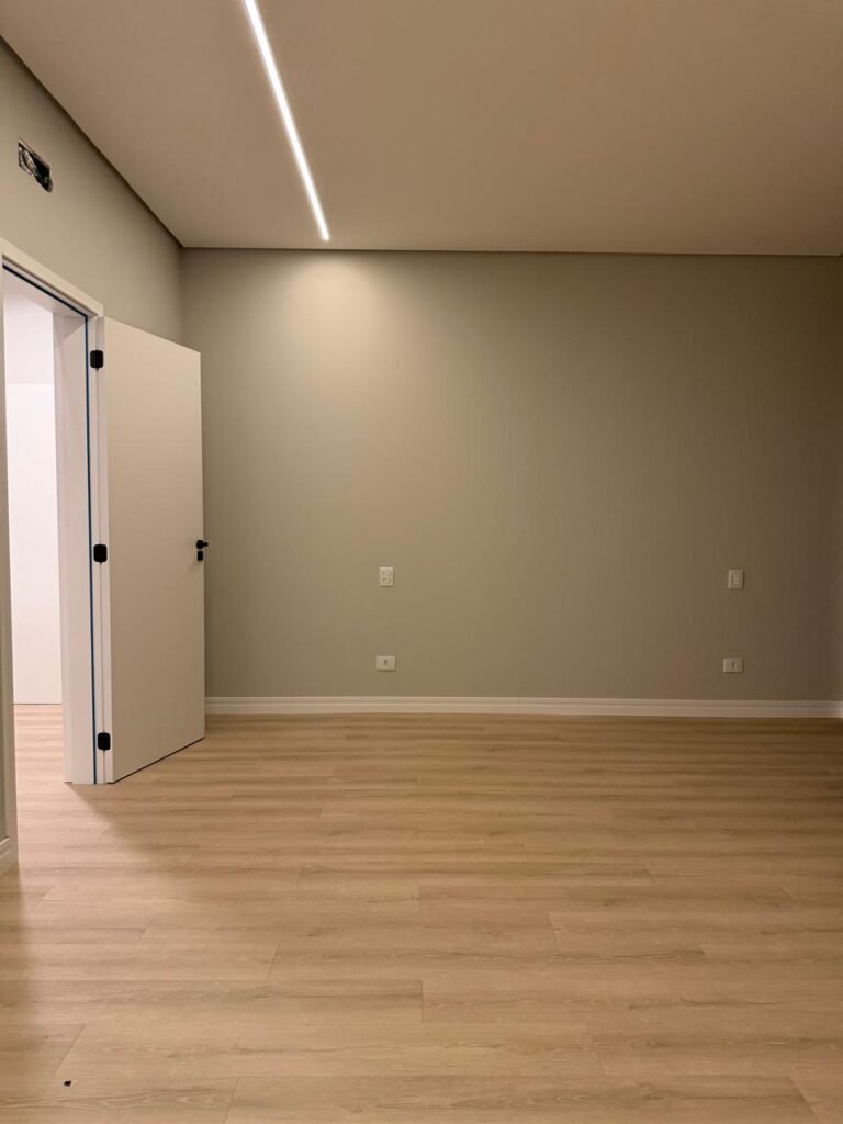Casa à venda no Alphaville 2 — 4 suítes com closet e piscina com raia