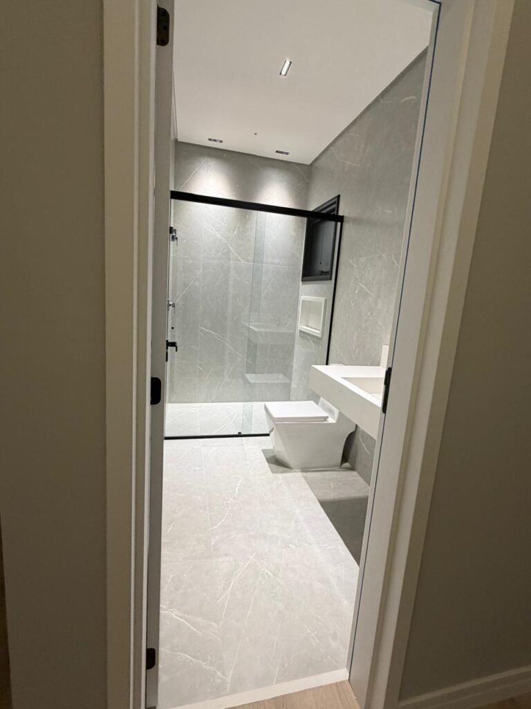 Casa à venda no Alphaville 2 — 4 suítes com closet e piscina com raia