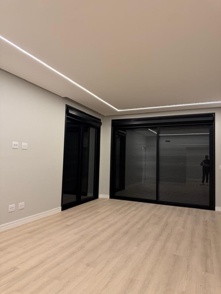 Casa à venda no Alphaville 2 — 4 suítes com closet e piscina com raia