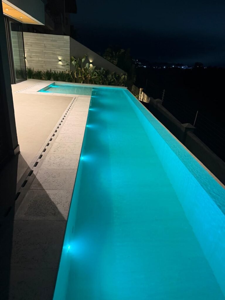 Casa à venda no Alphaville 2 — 4 suítes com closet e piscina com raia