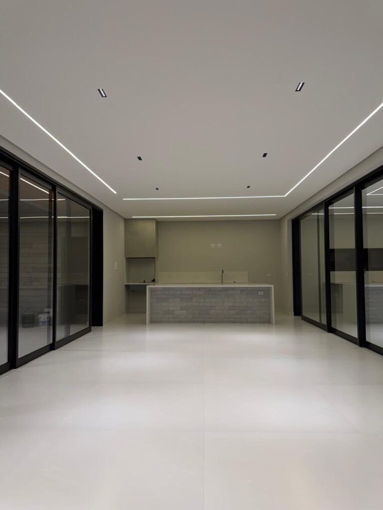 Casa à venda no Alphaville 2 — 4 suítes com closet e piscina com raia