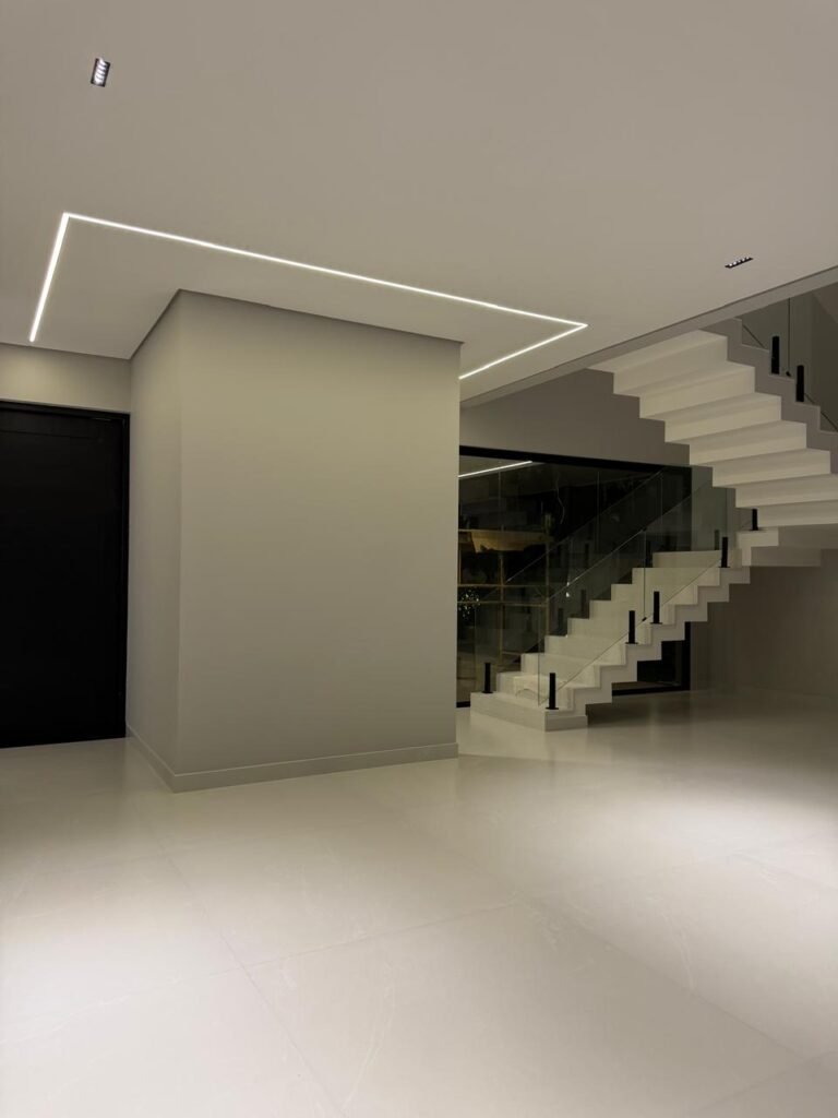 Casa à venda no Alphaville 2 — 4 suítes com closet e piscina com raia