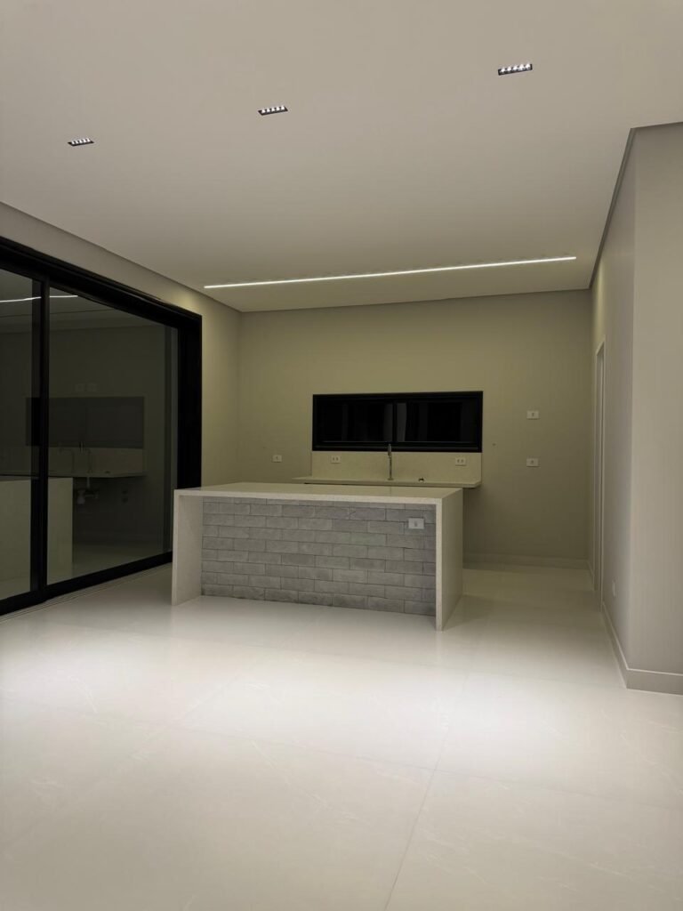 Casa à venda no Alphaville 2 — 4 suítes com closet e piscina com raia