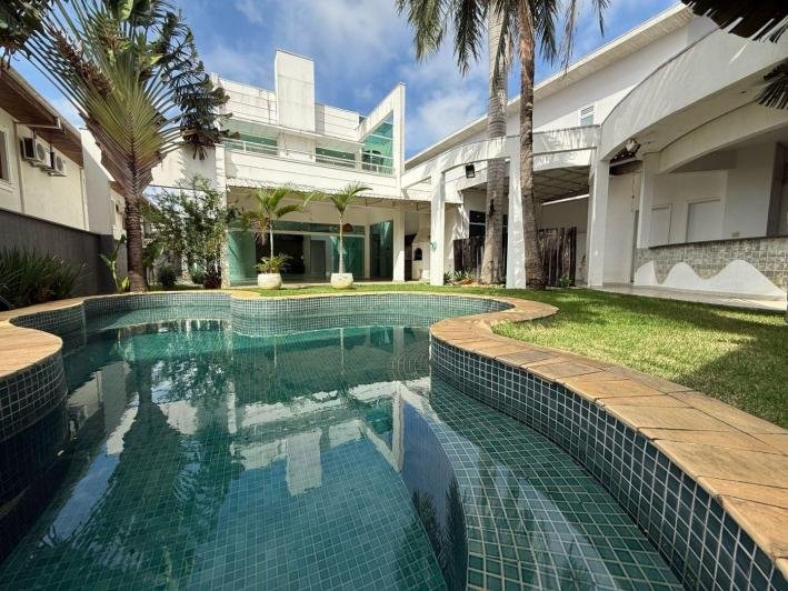 Casa à venda no Condomínio Aquarius IV — 4 suítes, piscina e elevador