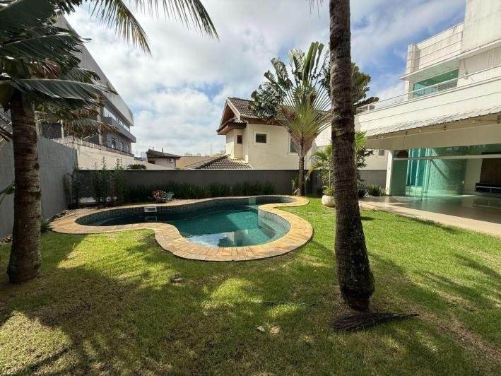 Casa à venda no Condomínio Aquarius IV — 4 suítes, piscina e elevador
