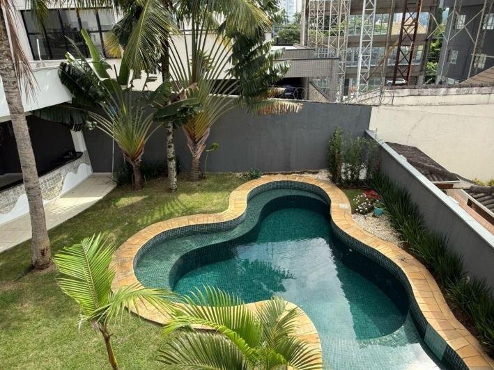 Casa à venda no Condomínio Aquarius IV — 4 suítes, piscina e elevador