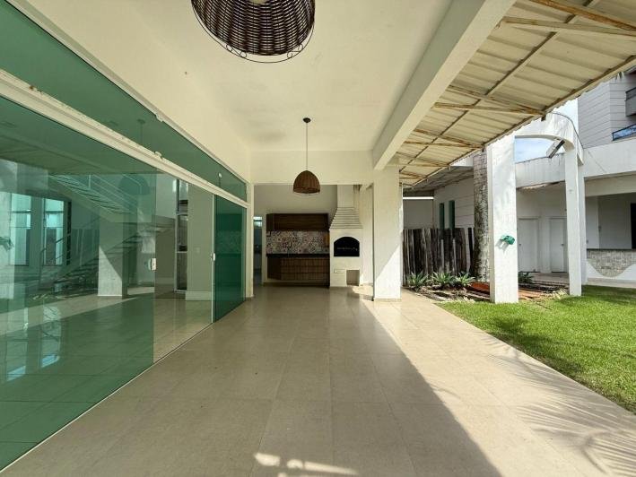 Casa à venda no Condomínio Aquarius IV — 4 suítes, piscina e elevador