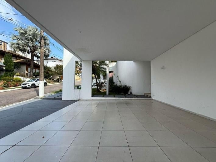 Casa à venda no Condomínio Aquarius IV — 4 suítes, piscina e elevador