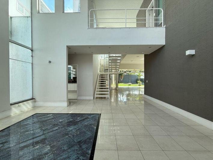 Casa à venda no Condomínio Aquarius IV — 4 suítes, piscina e elevador