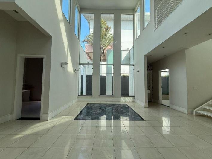 Casa à venda no Condomínio Aquarius IV — 4 suítes, piscina e elevador