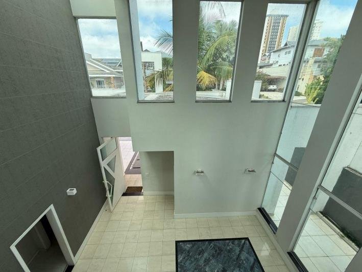 Casa à venda no Condomínio Aquarius IV — 4 suítes, piscina e elevador