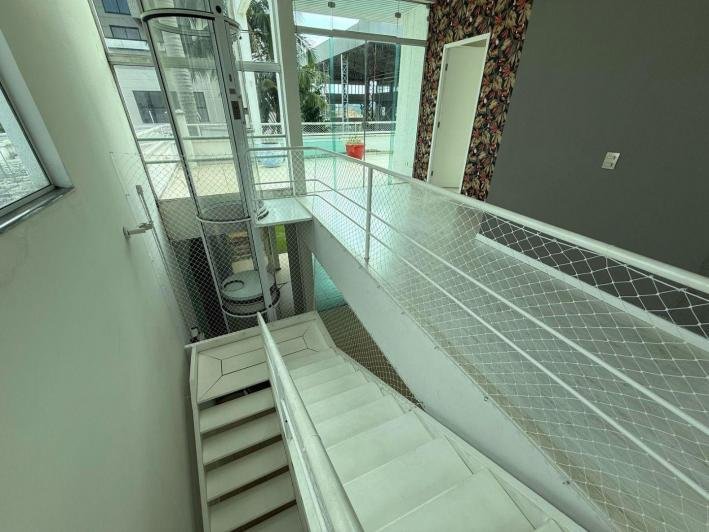 Casa à venda no Condomínio Aquarius IV — 4 suítes, piscina e elevador