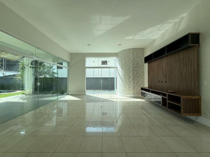 Casa à venda no Condomínio Aquarius IV — 4 suítes, piscina e elevador