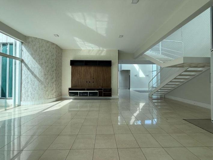 Casa à venda no Condomínio Aquarius IV — 4 suítes, piscina e elevador