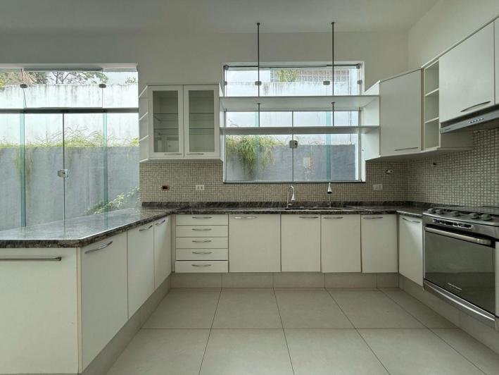 Casa à venda no Condomínio Aquarius IV — 4 suítes, piscina e elevador