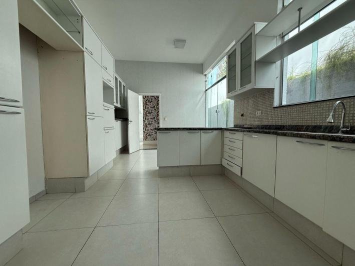 Casa à venda no Condomínio Aquarius IV — 4 suítes, piscina e elevador
