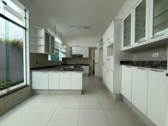 Casa à venda no Condomínio Aquarius IV — 4 suítes, piscina e elevador