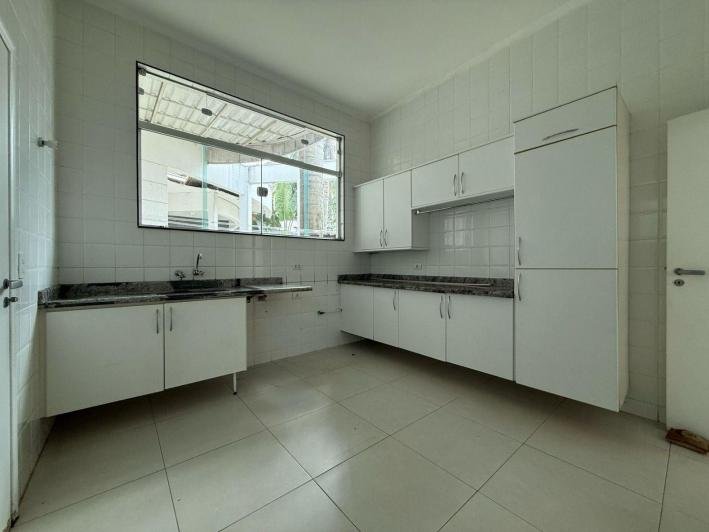 Casa à venda no Condomínio Aquarius IV — 4 suítes, piscina e elevador