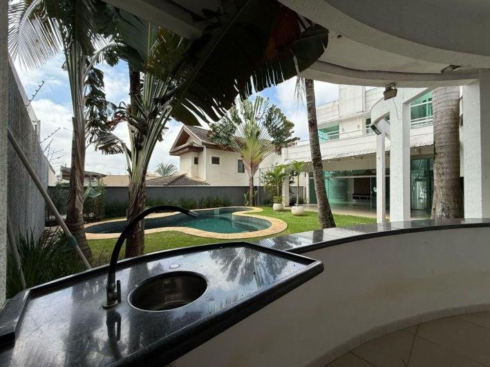 Casa à venda no Condomínio Aquarius IV — 4 suítes, piscina e elevador
