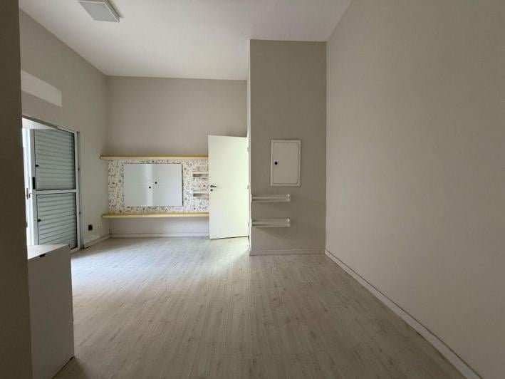 Casa à venda no Condomínio Aquarius IV — 4 suítes, piscina e elevador