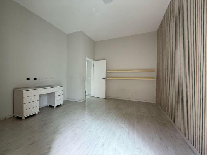 Casa à venda no Condomínio Aquarius IV — 4 suítes, piscina e elevador