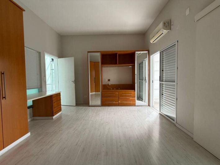 Casa à venda no Condomínio Aquarius IV — 4 suítes, piscina e elevador