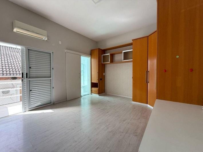 Casa à venda no Condomínio Aquarius IV — 4 suítes, piscina e elevador