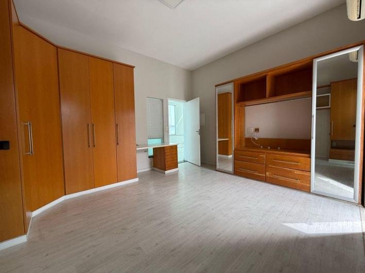 Casa à venda no Condomínio Aquarius IV — 4 suítes, piscina e elevador