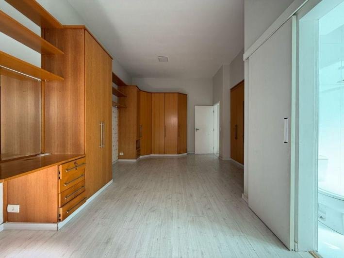 Casa à venda no Condomínio Aquarius IV — 4 suítes, piscina e elevador