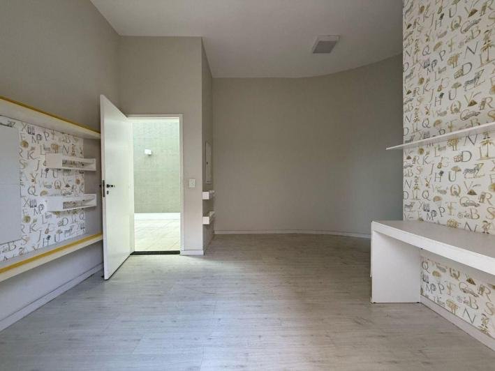 Casa à venda no Condomínio Aquarius IV — 4 suítes, piscina e elevador