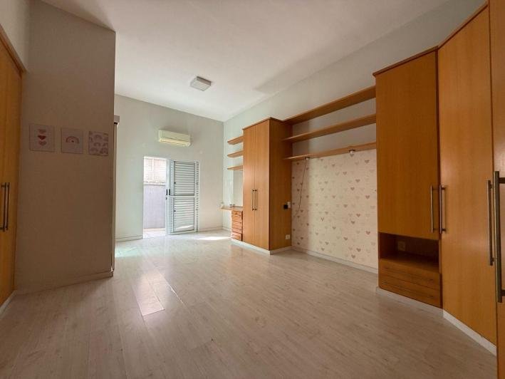 Casa à venda no Condomínio Aquarius IV — 4 suítes, piscina e elevador