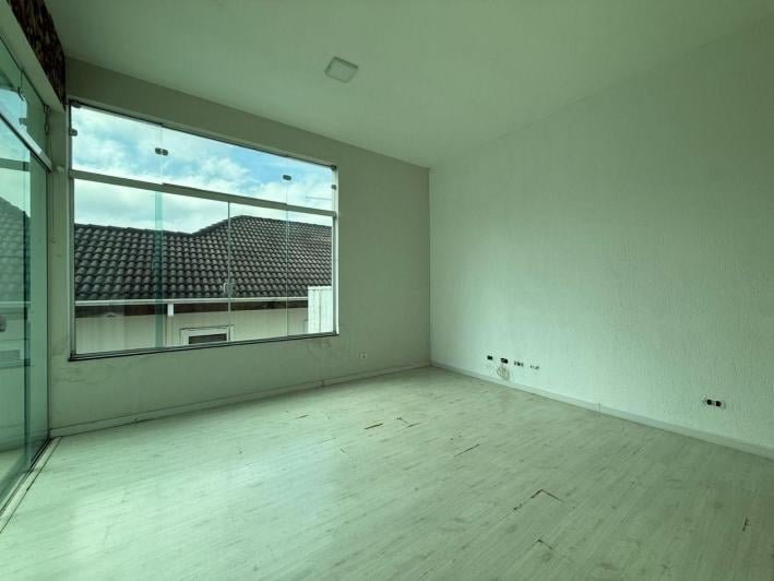 Casa à venda no Condomínio Aquarius IV — 4 suítes, piscina e elevador