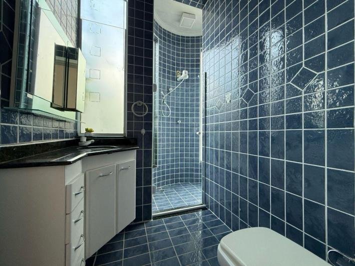 Casa à venda no Condomínio Aquarius IV — 4 suítes, piscina e elevador