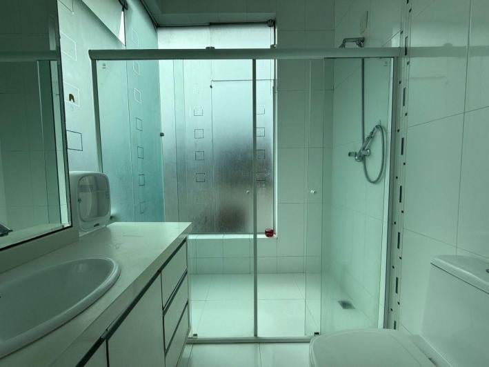 Casa à venda no Condomínio Aquarius IV — 4 suítes, piscina e elevador