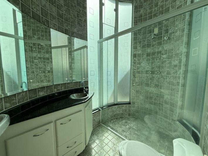 Casa à venda no Condomínio Aquarius IV — 4 suítes, piscina e elevador