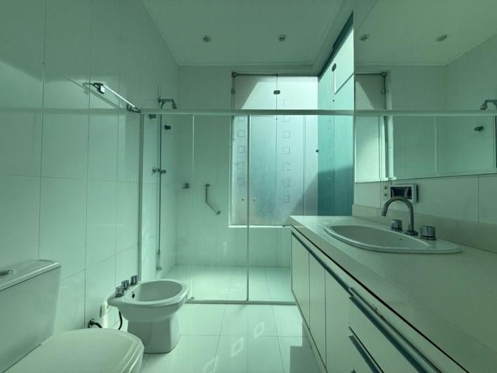Casa à venda no Condomínio Aquarius IV — 4 suítes, piscina e elevador